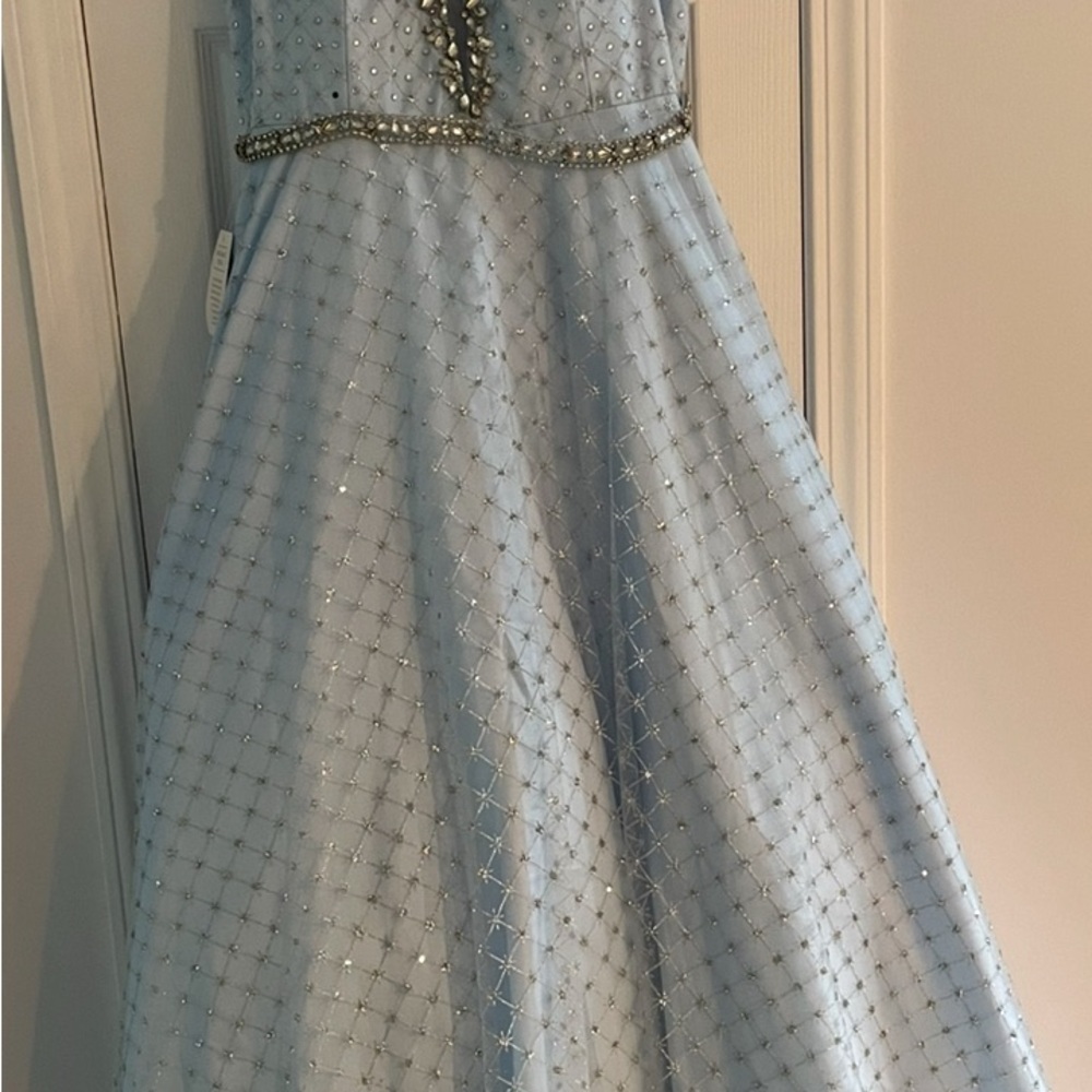 GLO Jeans Blue Sleeveless Sweetheart Gown for Prom